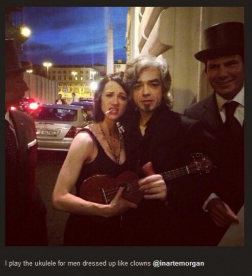 asia-argento-morgan-ukulele