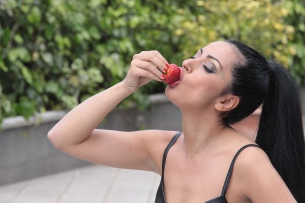 Asia Morante assaggia una fragola