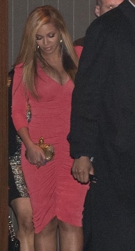 la-knowles-con-un-abito-rosso