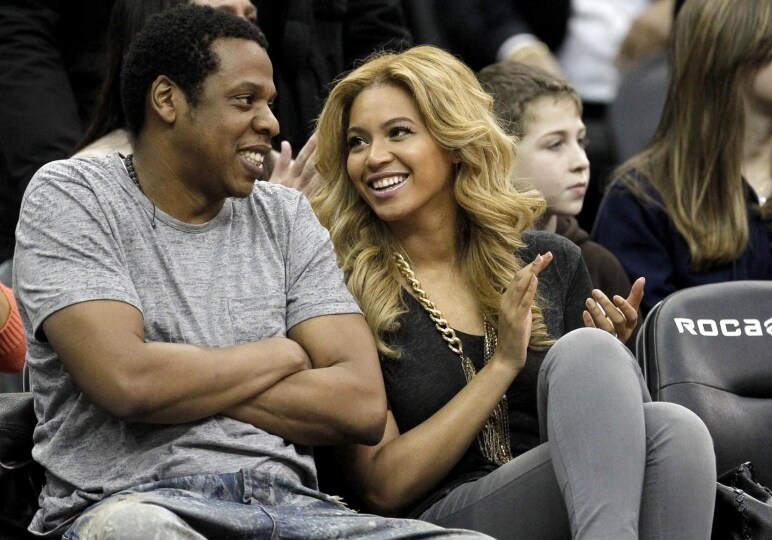 La-Knowles-e-il-rapper-durante-una-partita-di-nba