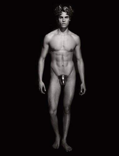 baptiste-giabiconi-nel-calendario-pirelli-2011-e-il-dio-del-sole-e-delle-arti-apollo-figlio-di-zeus-e-della-ninfa-leto