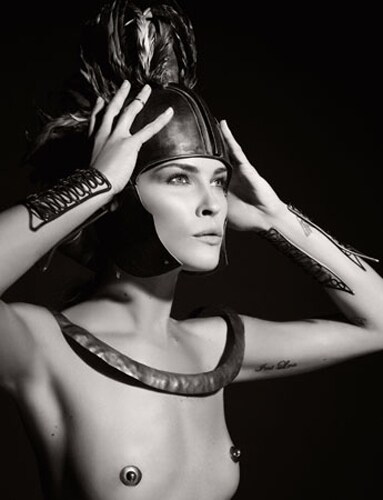 erin-wasson-nel-calendario-pirelli-2011-e-leroe-miceneo-aiace-che-assedio-troia-insieme-ad-achille