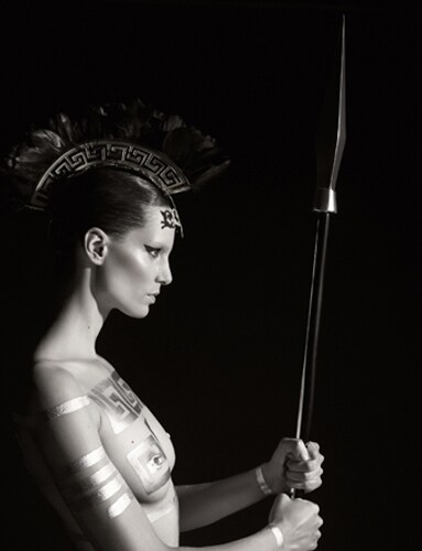 iris-strubegger-nel-calendario-pirelli-2011-impersona-la-dea-della-giustizia-e-del-genio-militare-atena
