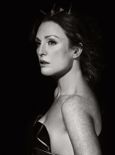julianne-moore-nel-calendario-pirelli-2011-e-la-regina-dellolimpo-e-moglie-di-zeus-hera-dea-della-terra