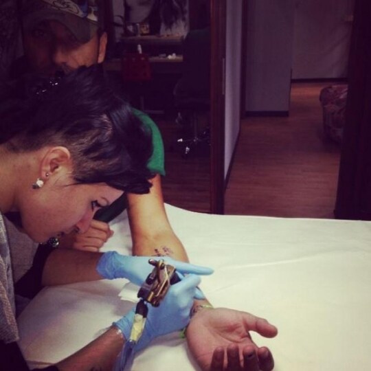 Costantino Vitagliano-si-tatua-e-posta-su-Instagram