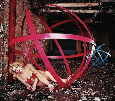 Courtney Love nuda in una foto artistica