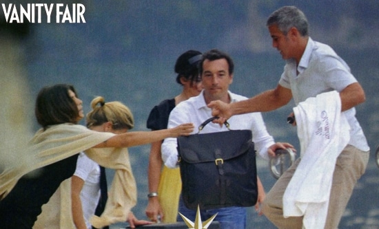 Elisabetta Canalis e George Clooney sul lago con amici