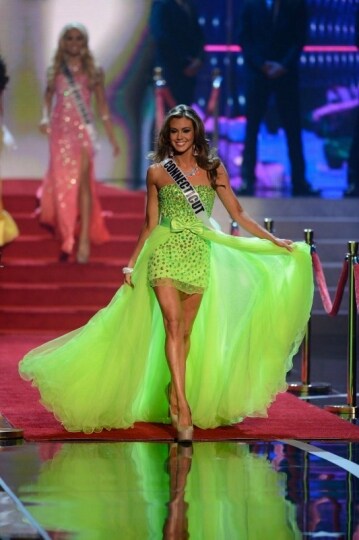 Miss Connecticut in abito da sera