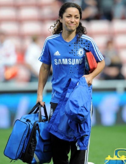 Eva sorridente sul campo