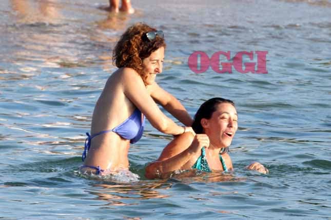 Scherzi in acqua per le due compagne
