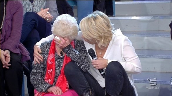 La-De-Filippi-la-abbraccia