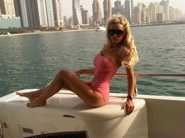 holly-henderson-in-costume-da-bagno