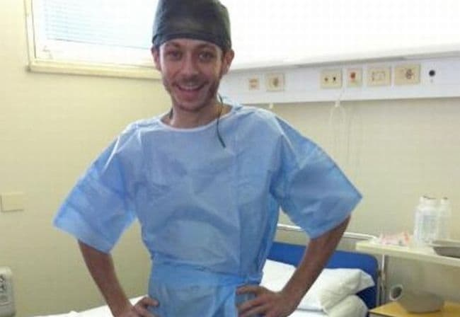 valentino-rossi-in-camice-e-cuffia