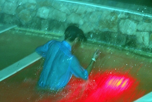 II-bagno-di-Harry-in-piscina