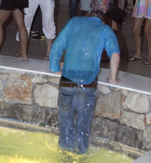 Il-fratello-di-William-esce-dall-acqua