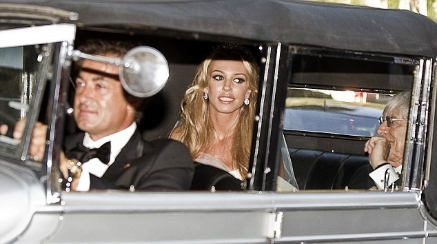 La-sposa-arriva-in-auto