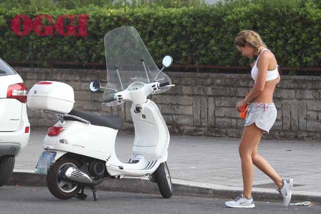 La Blasi è pronta per un giro in scooter