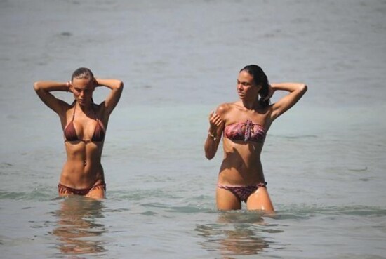 nina e aura escono bagnate dal mare