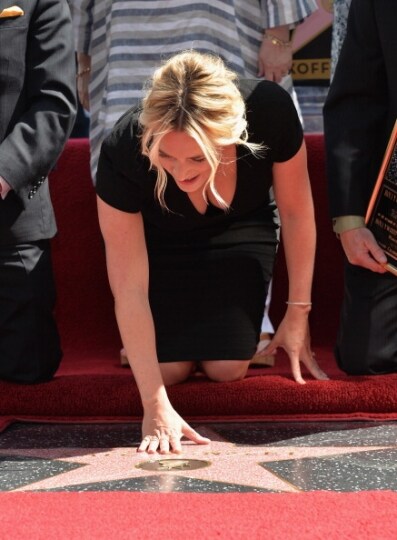 kate-winslet-tocca-la-stella-della-walk-of-fame