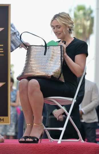 mentre-fruga-nella-borsa