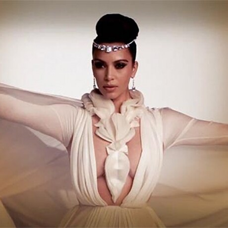 La-Kardashian-scopre-il-seno-nel-video-del-backstage