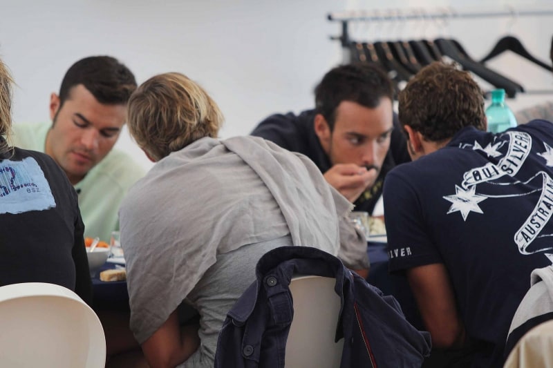 marin-impegnato-con-il-cibo