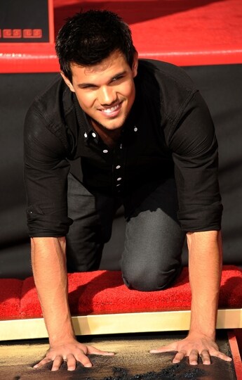 taylor-lautner-fuori-al-graumans-chinese-theater