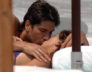 bacio passionale al mare