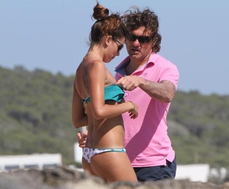 christian vieri sistema il costume a melissa