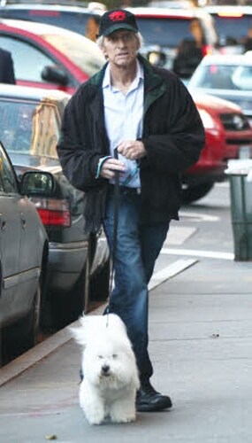 michael-porta-il-cane-a-spasso-nonostante-la-malattia