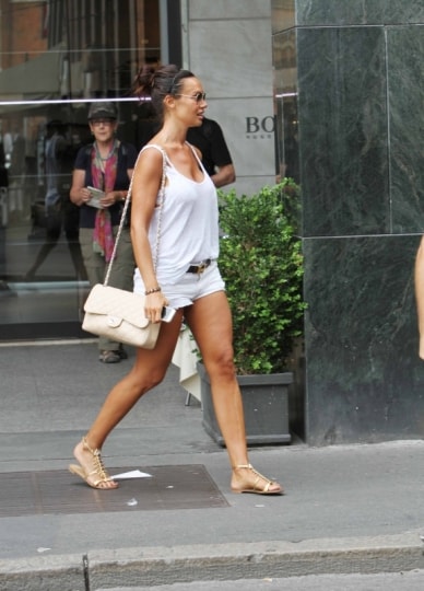 E-torna-alla-sua-passeggiata-in-shorts