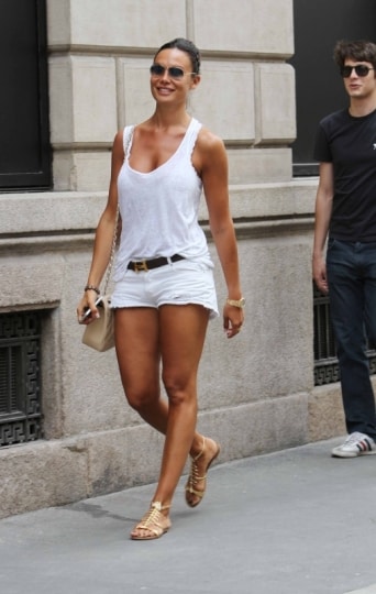 Senza-arie-da-falsa-diva-ecco-la-Minetti-in-giro-in-shorts