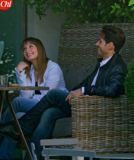 Pier Silvio e la figlia Lucrezia scherzano al bar