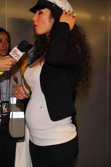 La-pancia-di-Raffaella-Fico