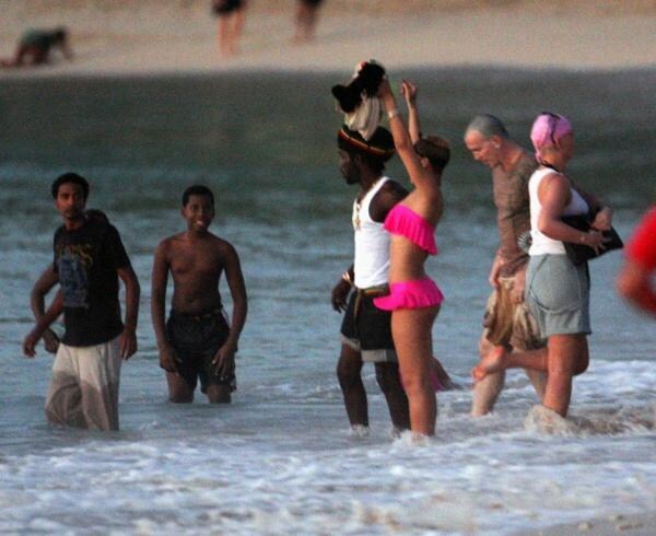 rihanna si gode il mare