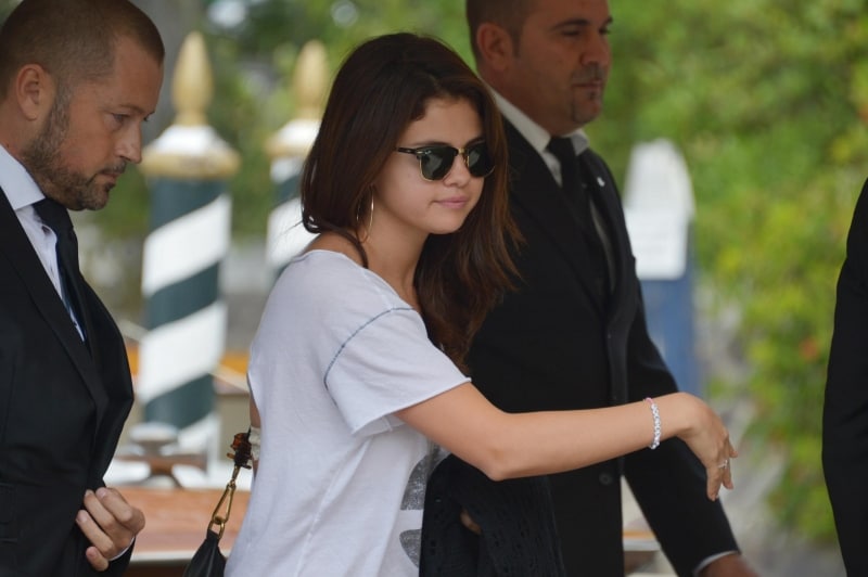 La-diva-accompagnata-dai-bodyguard