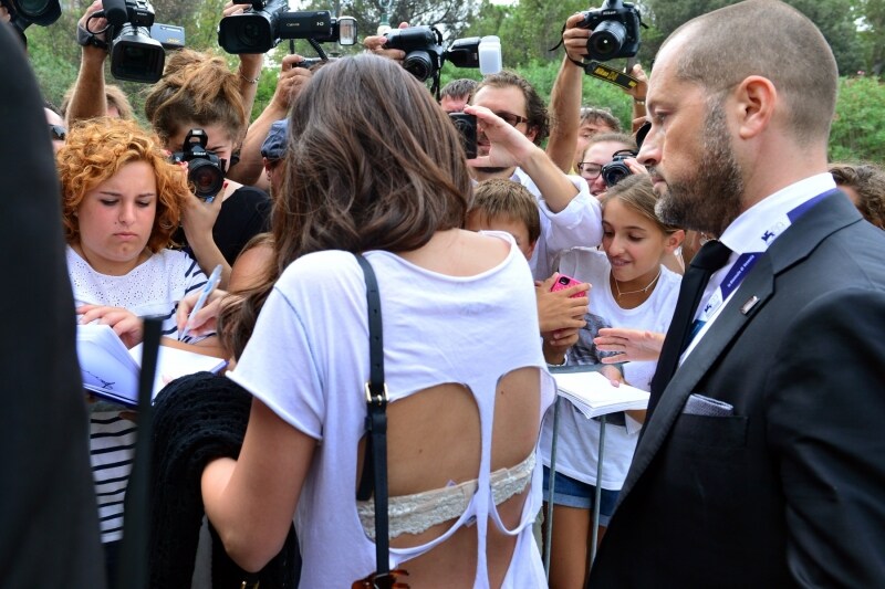 Selena-si-avvicina-ai-fan