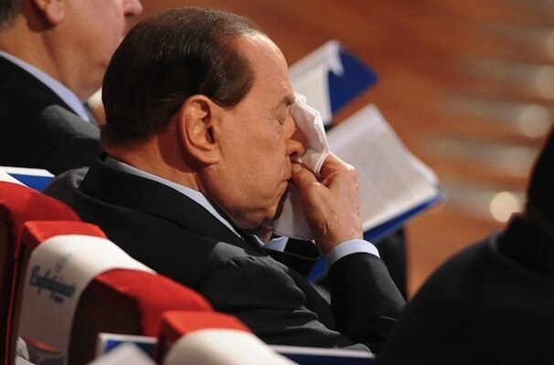Berlusconi finge di asciugarsi il sudore