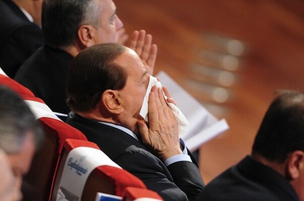 Berlusconi finge di soffiarsi il naso