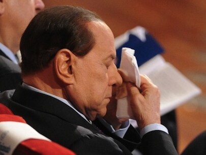 Berlusconi nasconde la spugnetta del fondotinta dietro il fazzoletto