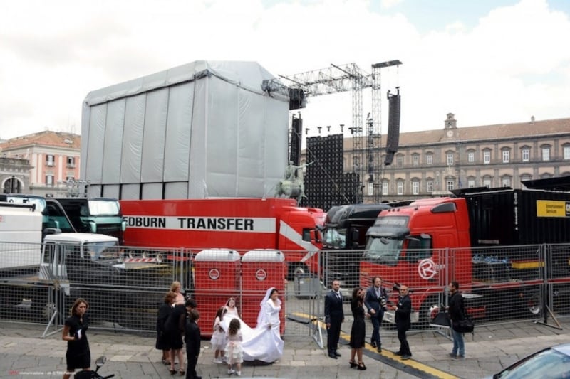 Due-giovani-sposi-nella-chiesa-di-San-Francesco-di-Paola-a-Napoli