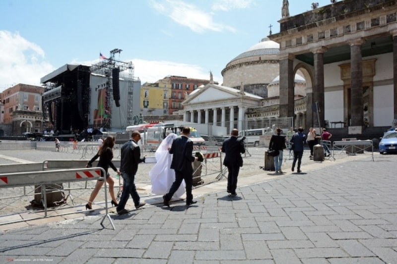 La-sposa-opta-per-un-servizio-fotografico-sul-palco-di-Bruce-Springsteen