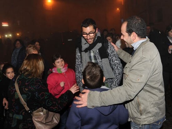 stefano-saluta-i-bambini-del-suo-paese