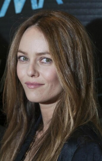Vanessa Paradis sola ma sorridente