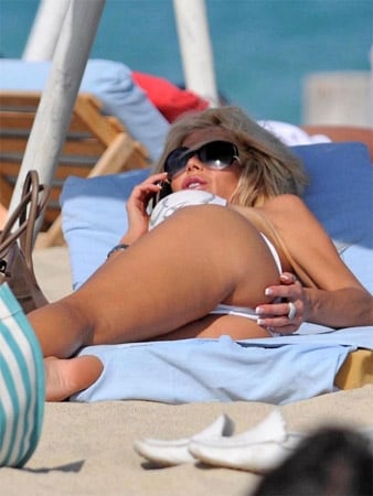 victoria silvestedt di gode la tintarella