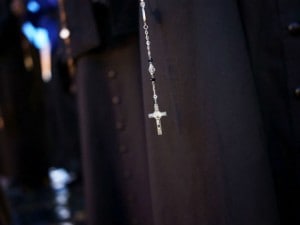 Messe in latino e celebrazioni “illegali”: ex parroco sospeso e allontanato per 5 anni dall’Arcidiocesi di Milano
