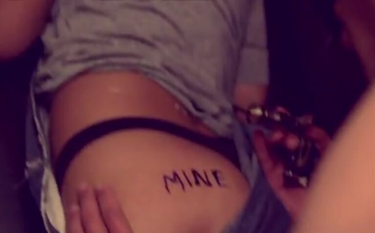rihanna si fa tatuare il lato b
