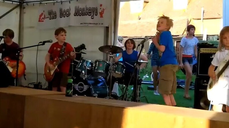 Questa piccola band composta da elementi dagli 8 ai 10 anni esegue Enter Sandman dei Metallica