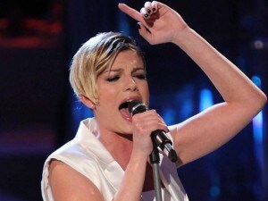 La rabbia e la lotta danzante di Emma contro il suo fidanzato nel videoclip del nuovo singolo "Cercavo Amore", scritto da Roberto Casalino.