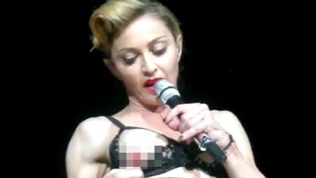 La splendida Signora Ciccone decide di dare ancora spettacolo della sua maliziosa bellezza; sul palco del suo concerto a Istanbul regala un fuori di seno ai fan, certa di scatenare la provocazione